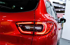 Heckansicht eines roten Autos