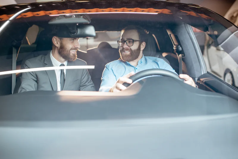 Zwei Männer sitzen in einem Auto